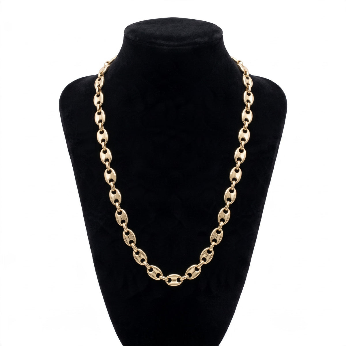 Collar de cadena estilo eslabón marino en tono dorado con acabado pulido sobre busto expositor negro.