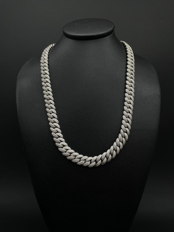 Cadena Cubana Lux de El Rey Joyero en oro laminado blanco 18k con circonitas 5A sobre maniquí negro