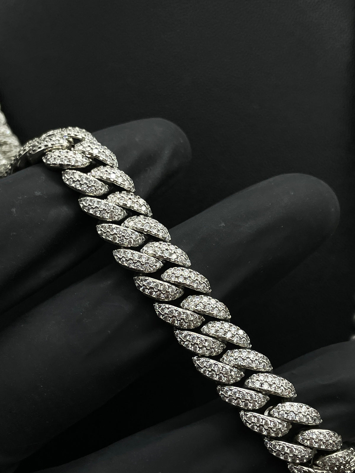 Cadena Cubana Lux de El Rey Joyero en oro laminado blanco 18k con circonitas 5A y eslabones de 10 mm