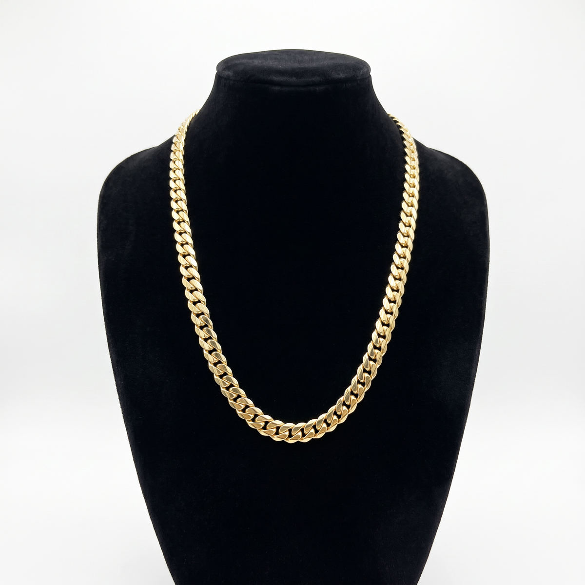 Cadena cubana El Rey Joyero de 7mm en oro laminado 18k sobre busto expositor negro