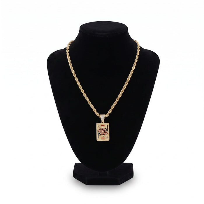 Kit de cadena y dije de El Rey Joyero con diseño de carta Baraja del Rey en tono dorado sobre maniquí negro