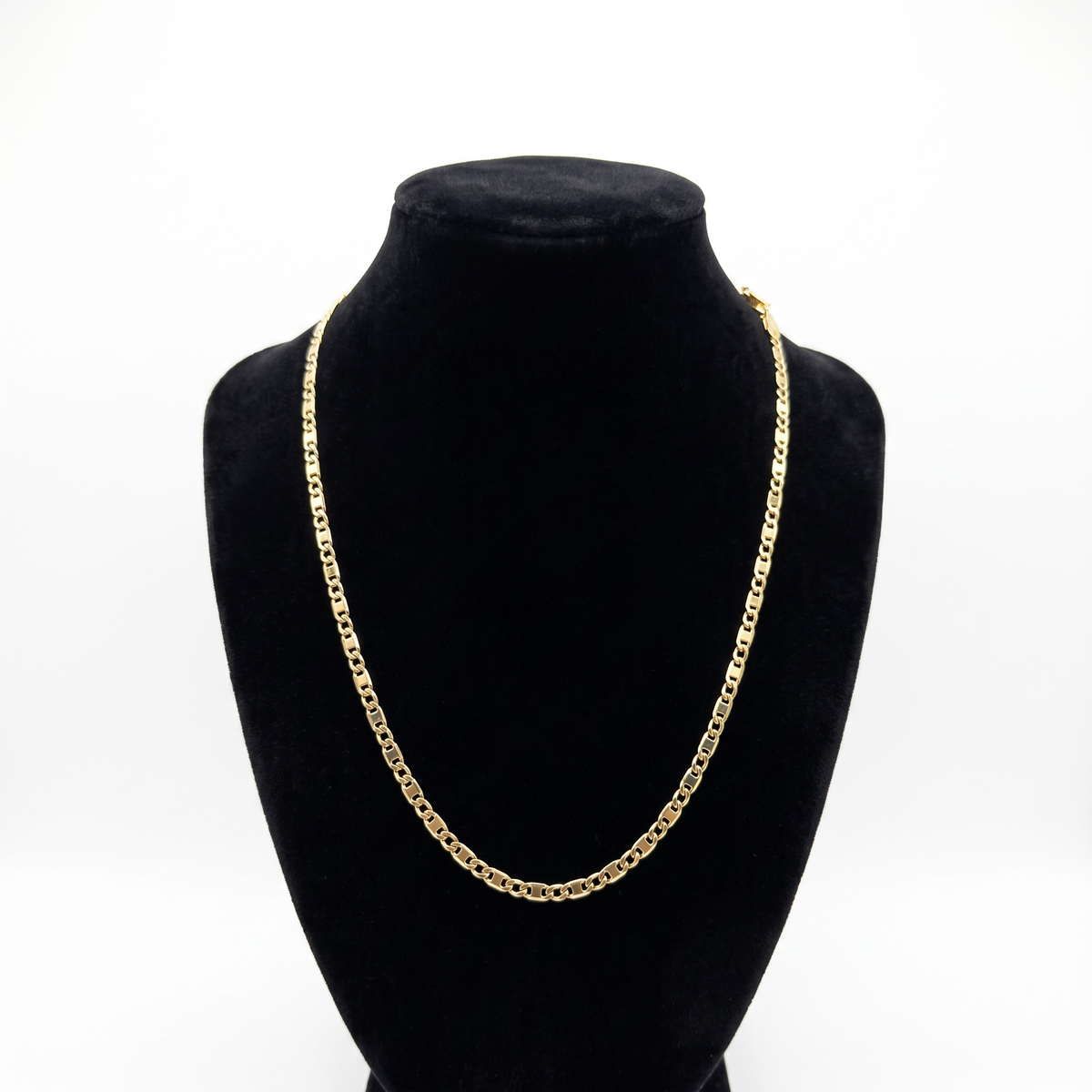 Cadena espejo delgada de El Rey Joyero en oro laminado 18k de 3mm sobre un busto expositor negro