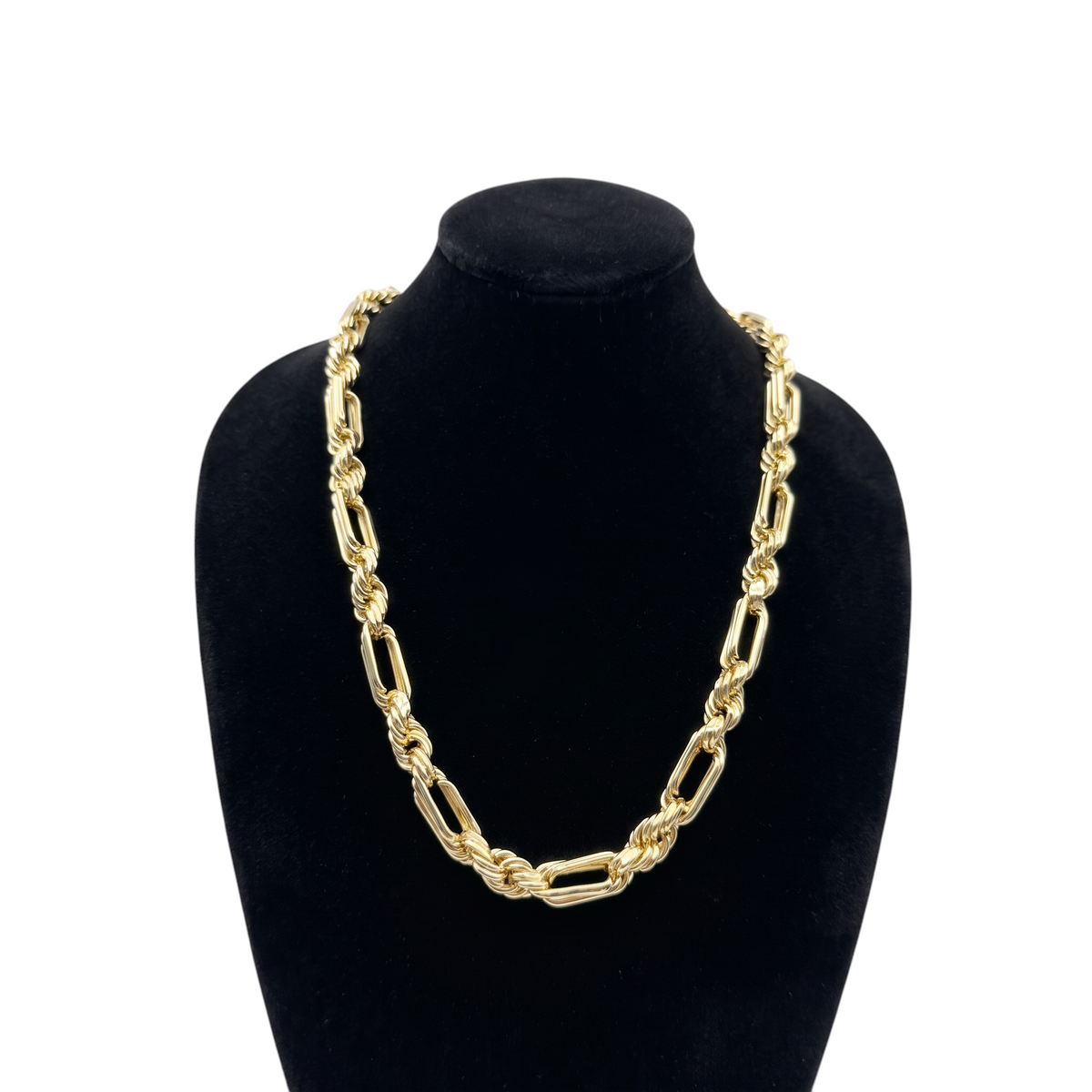 Cadena Fígaro gruesa de oro laminado 18k de El Rey Joyero sobre un busto expositor negro
