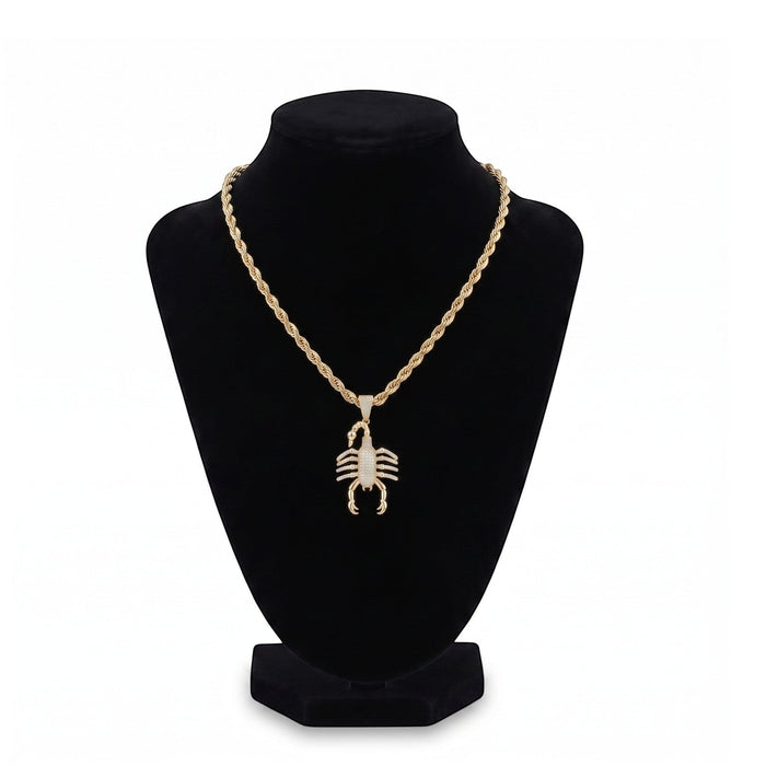 Collar con dije de escorpión en baño de oro 18k de El Rey Joyero sobre busto expositor negro