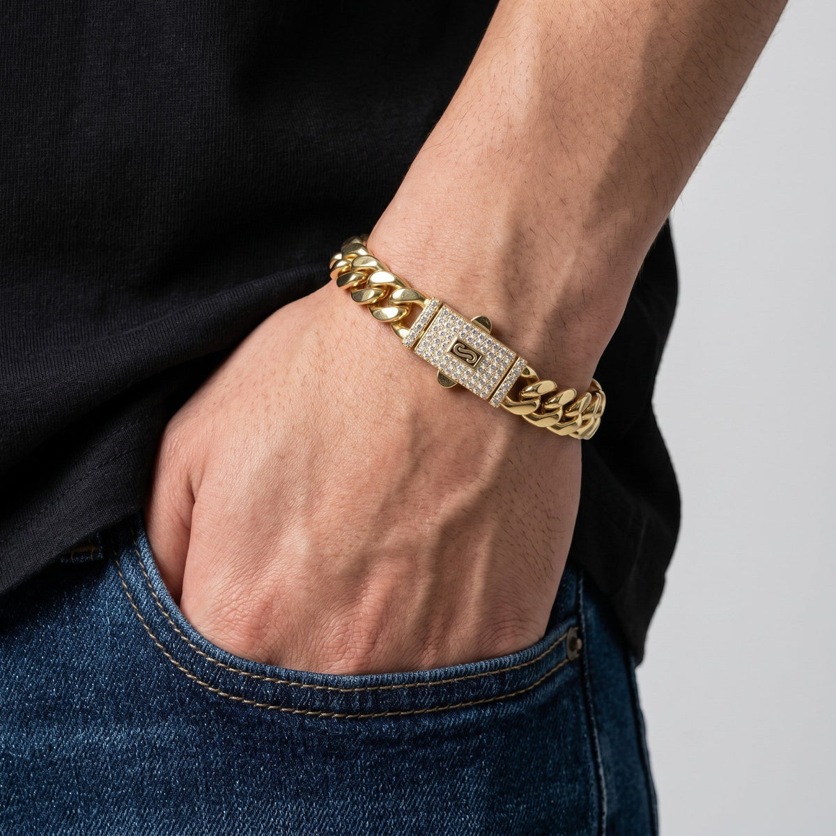 Pulsera El Rey Joyero estilo Mónaco en oro laminado 18k con broche de caja y circonitas en muñeca masculina