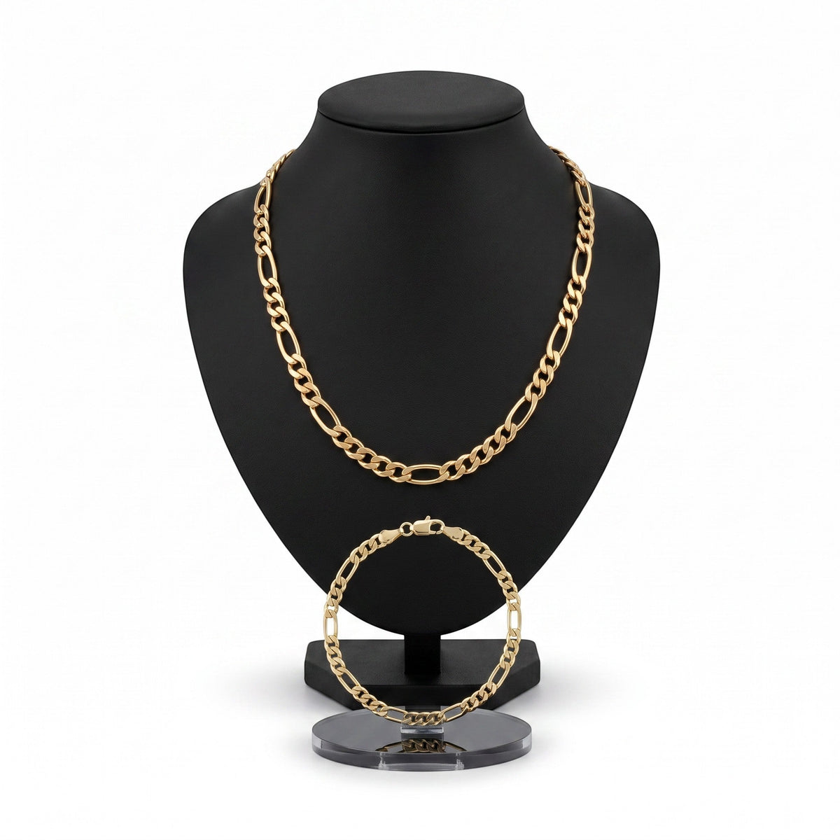 Set de cadena y pulsera Cartier de El Rey Joyero en oro laminado 18k con eslabones clásicos sobre expositor negro
