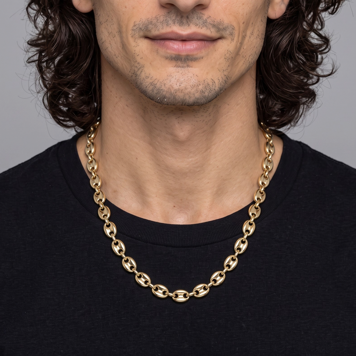 Hombre con collar de cadena de eslabones marinos en tono dorado brillante sobre camiseta negra