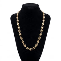 Collar de cadena estilo eslabón marino en tono dorado con acabado pulido sobre busto expositor negro.