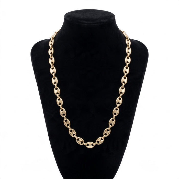 Collar de cadena estilo eslabón marino en tono dorado con acabado pulido sobre busto expositor negro.