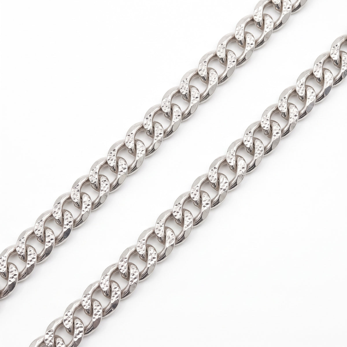 Cadena barbada de 6mm en plata .925 de El Rey Joyero con eslabones sólidos y acabado brillante de alta calidad.
