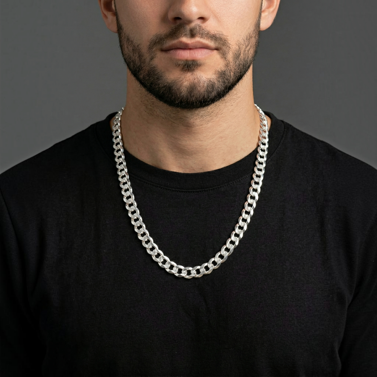 Cadena barbada de plata .925 de 8mm de El Rey Joyero sobre hombre con camiseta negra