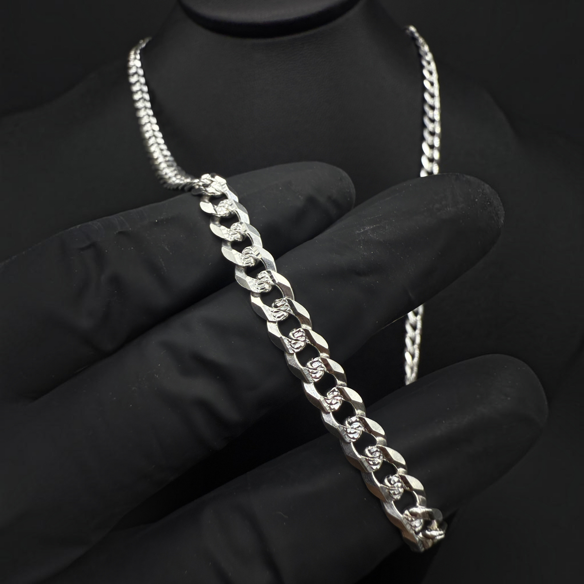 Cadena barbada de 6mm en plata .925 de El Rey Joyero con eslabones pulidos sobre un expositor negro