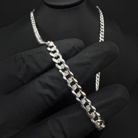 Cadena barbada de 6mm en plata .925 de El Rey Joyero con eslabones pulidos sobre un expositor negro