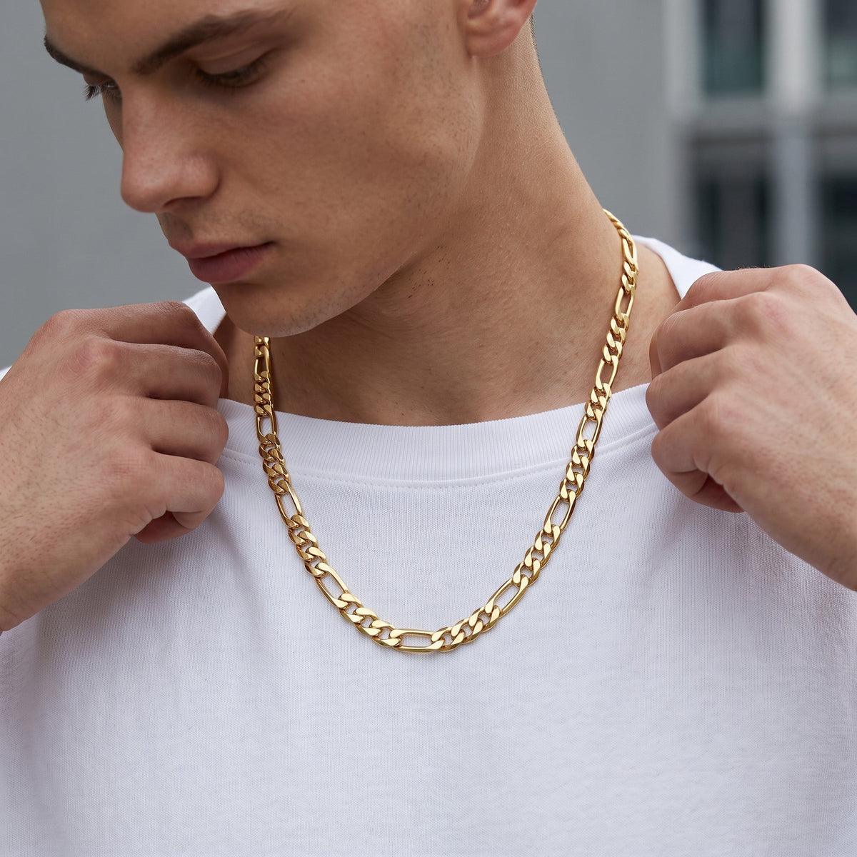 Cadena Cartier de El Rey Joyero en oro laminado 18k con eslabones de 7 mm sobre hombre con camiseta blanca