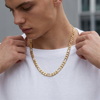 Cadena Cartier de El Rey Joyero en oro laminado 18k con eslabones de 7 mm sobre hombre con camiseta blanca