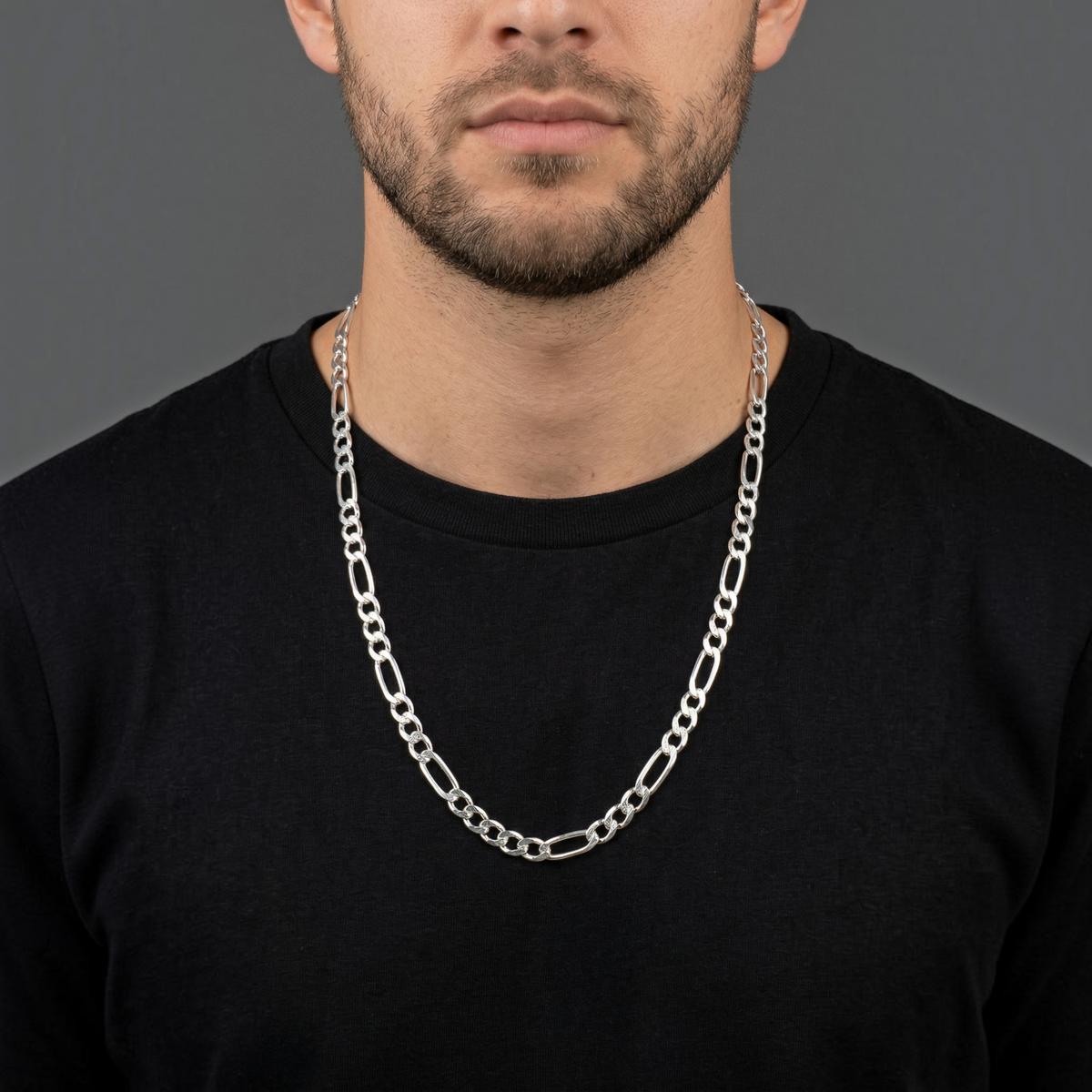 Cadena Cartier de 6mm en plata .925 de El Rey Joyero, diseño italiano sólido sobre modelo con camiseta negra
