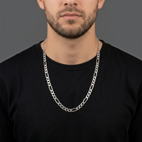 Cadena Cartier de 6mm en plata .925 de El Rey Joyero, diseño italiano sólido sobre modelo con camiseta negra
