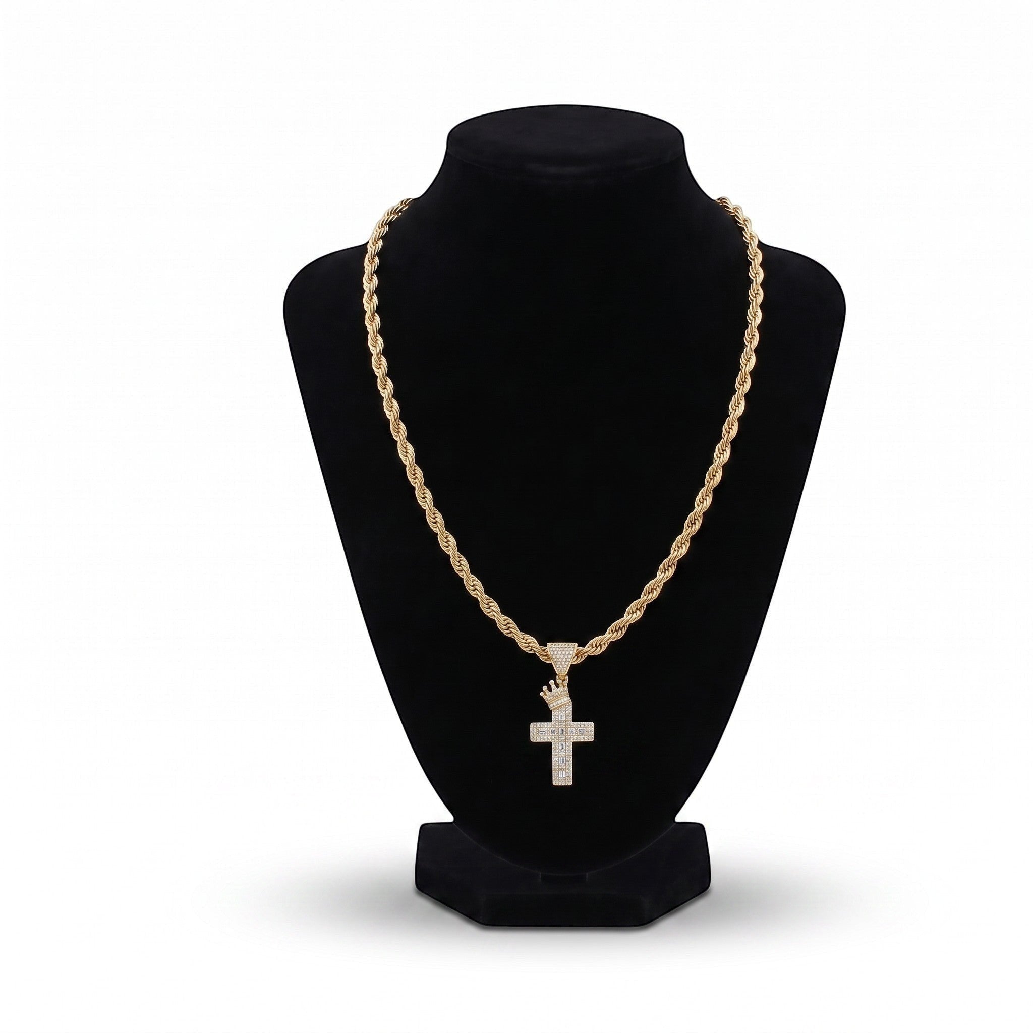 Set El Rey Joyero de cadena torzal y dije de cruz adiamantada con corona en baño de oro 18k sobre busto negro
