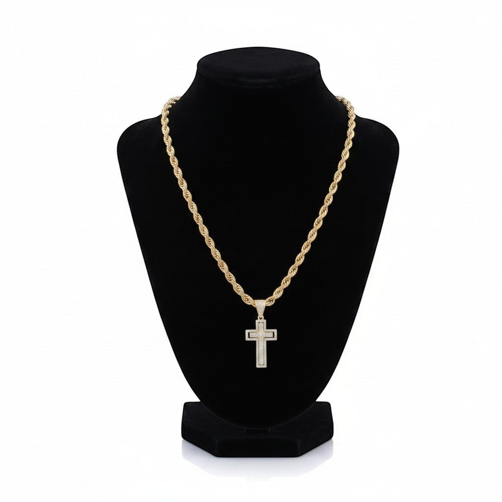 Kit de cadena de cuerda y dije de cruz con diamantes de El Rey Joyero en un expositor negro