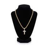 Kit de cadena de cuerda y dije de cruz con diamantes de El Rey Joyero en un expositor negro