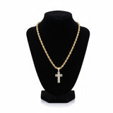 Kit de cadena de cuerda y dije de cruz con diamantes de El Rey Joyero en un expositor negro