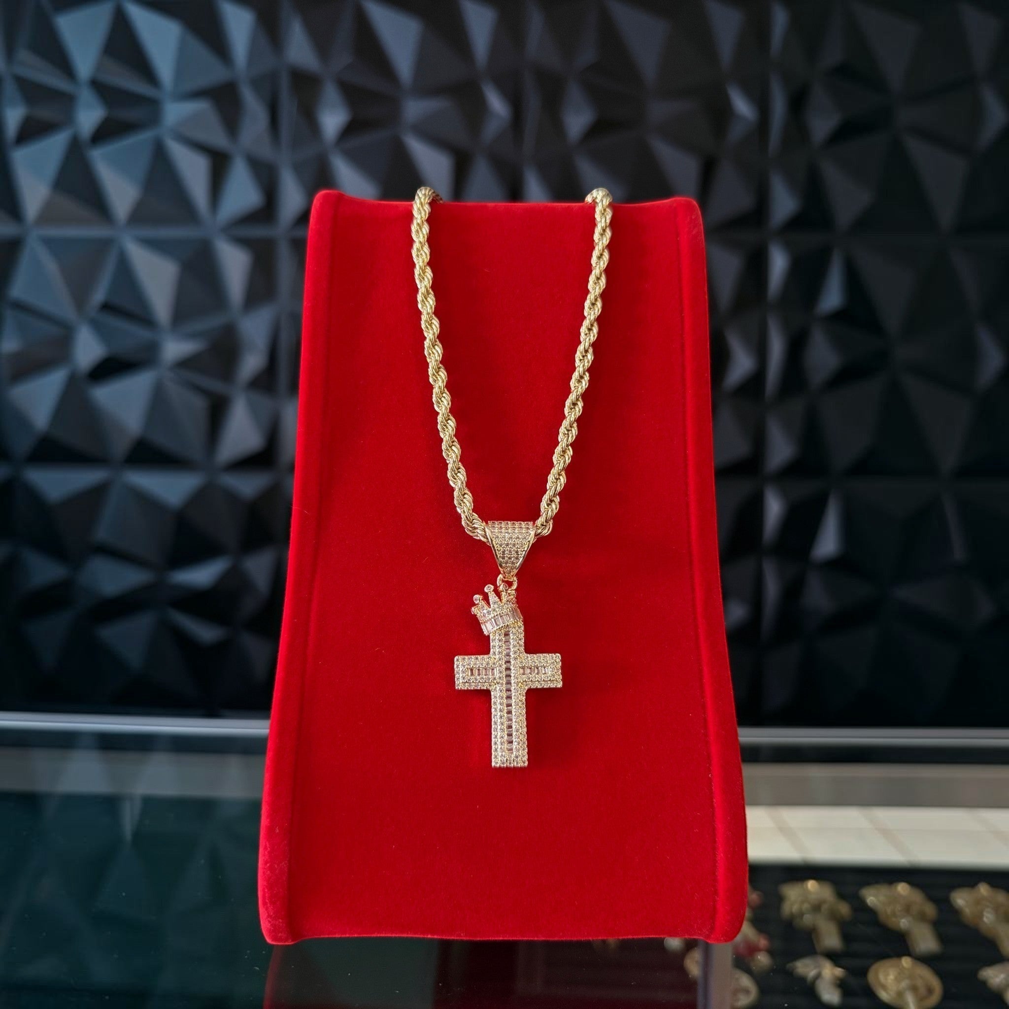 Set El Rey Joyero de cadena torzal y dije de cruz adiamantada con corona en baño de oro 18k sobre exhibidor rojo
