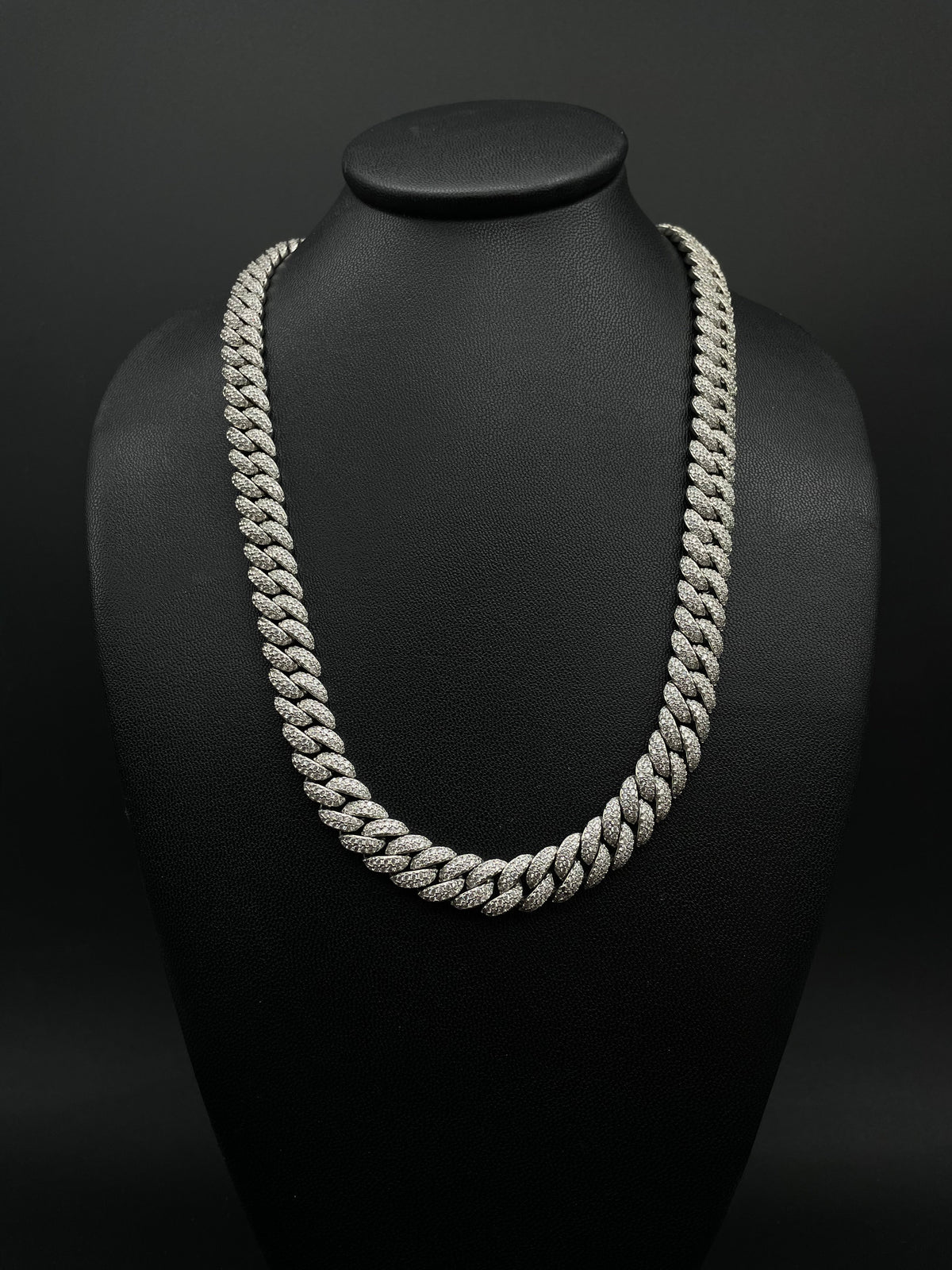 Cadena Cubana Lux de El Rey Joyero en oro laminado blanco 18k con circonitas 5A sobre maniquí negro