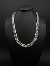 Cadena Cubana Lux de El Rey Joyero en oro laminado blanco 18k con circonitas 5A sobre maniquí negro
