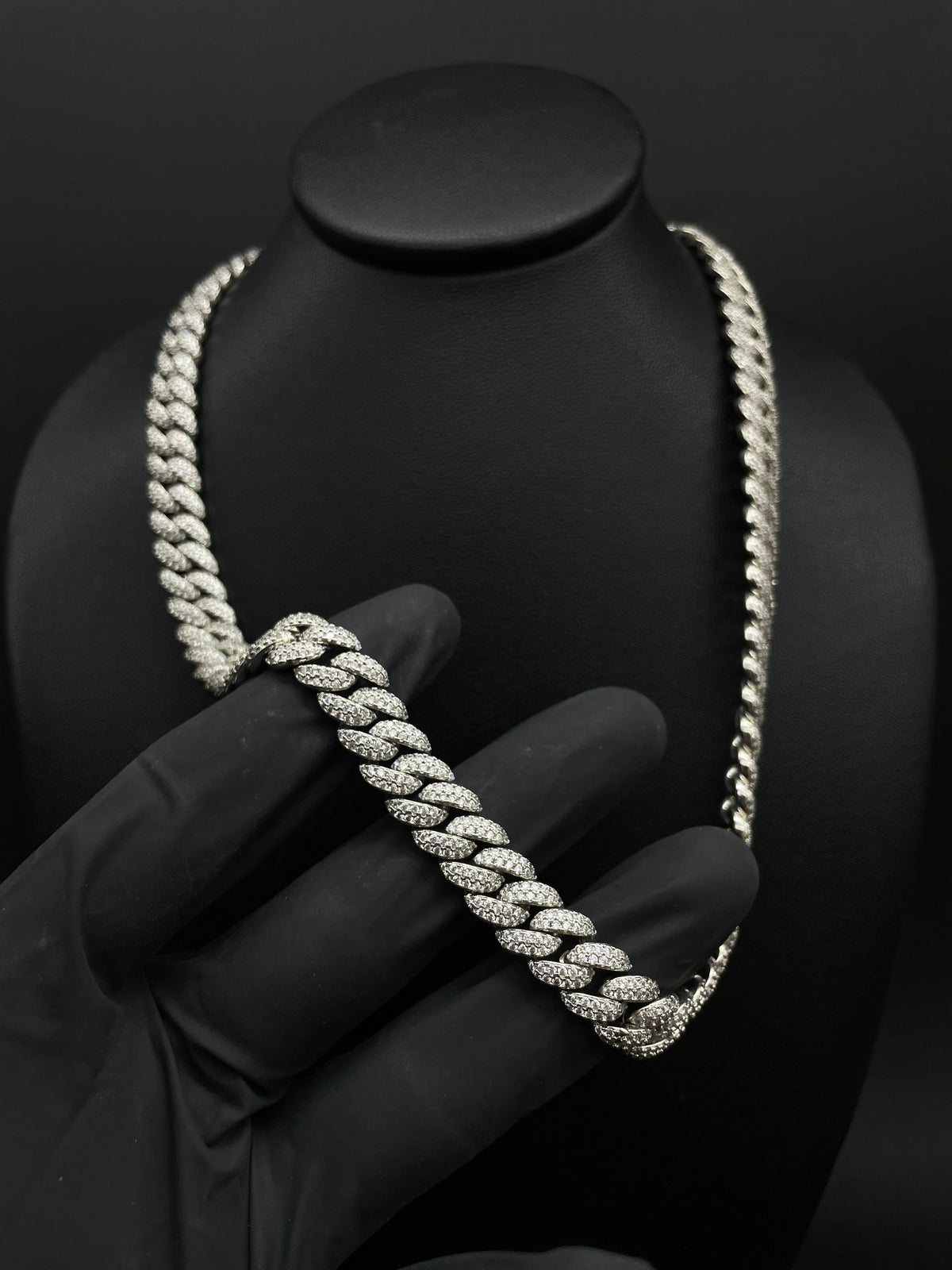 Cadena Cubana Lux de El Rey Joyero en oro laminado blanco 18k con circonitas 5A sobre maniquí negro