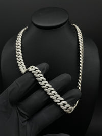 Cadena Cubana Lux de El Rey Joyero en oro laminado blanco 18k con circonitas 5A sobre maniquí negro