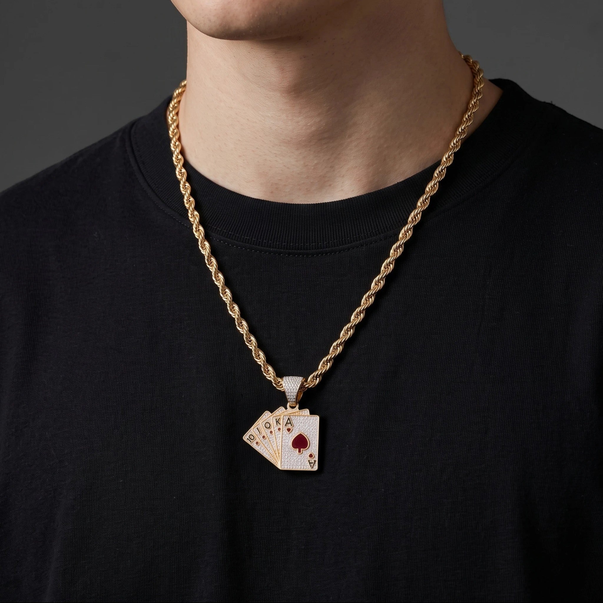 Set El Rey Joyero de cadena torzal y dije de cartas de baraja con baño de oro de 18k sobre camiseta negra