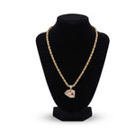 Kit de cadena torzal y dije de baraja con baño de oro 18k de El Rey Joyero sobre busto expositor negro