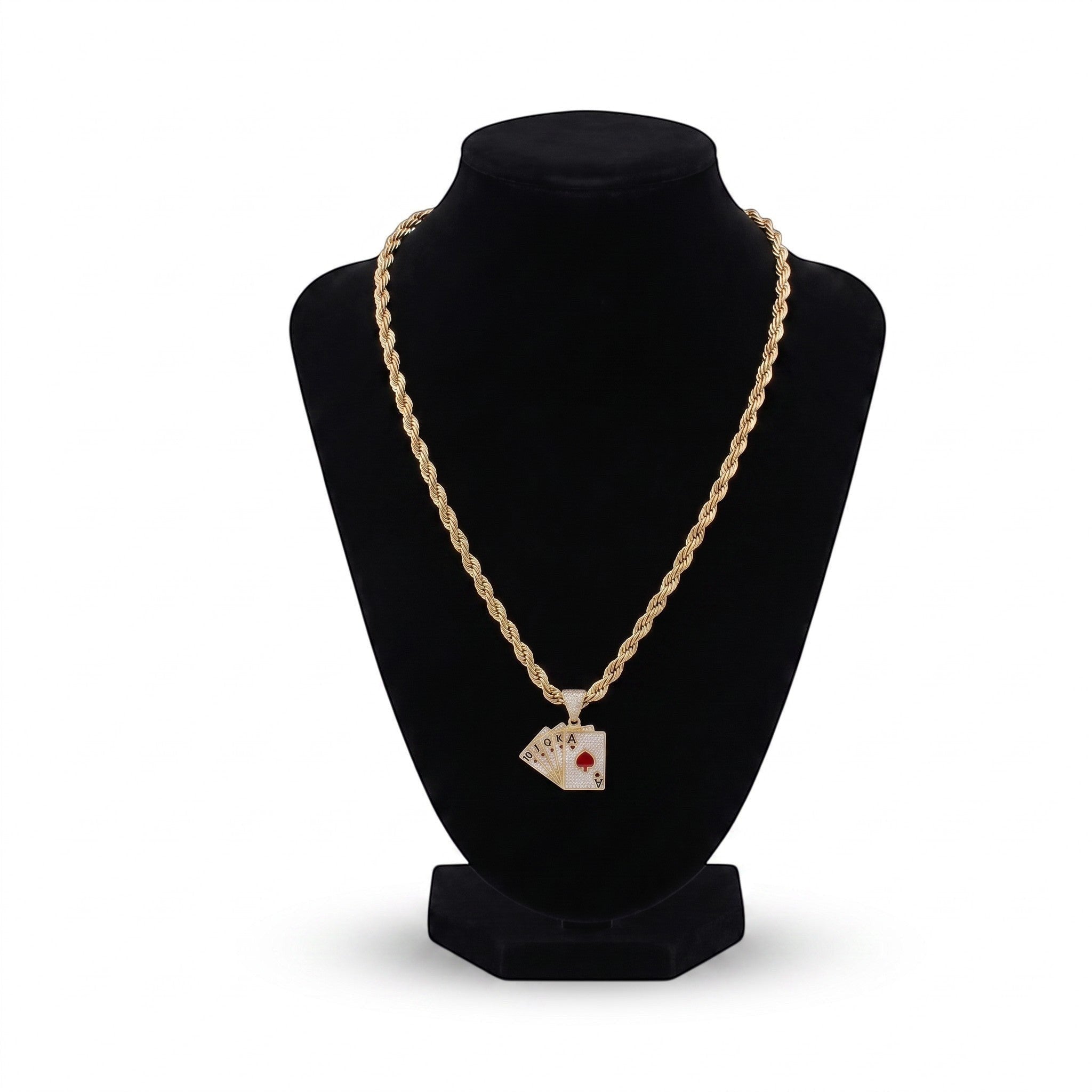 Kit de cadena torzal y dije de baraja con baño de oro 18k de El Rey Joyero sobre busto expositor negro