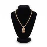 Kit de cadena y dije de El Rey Joyero con diseño de carta Baraja del Rey en tono dorado sobre maniquí negro