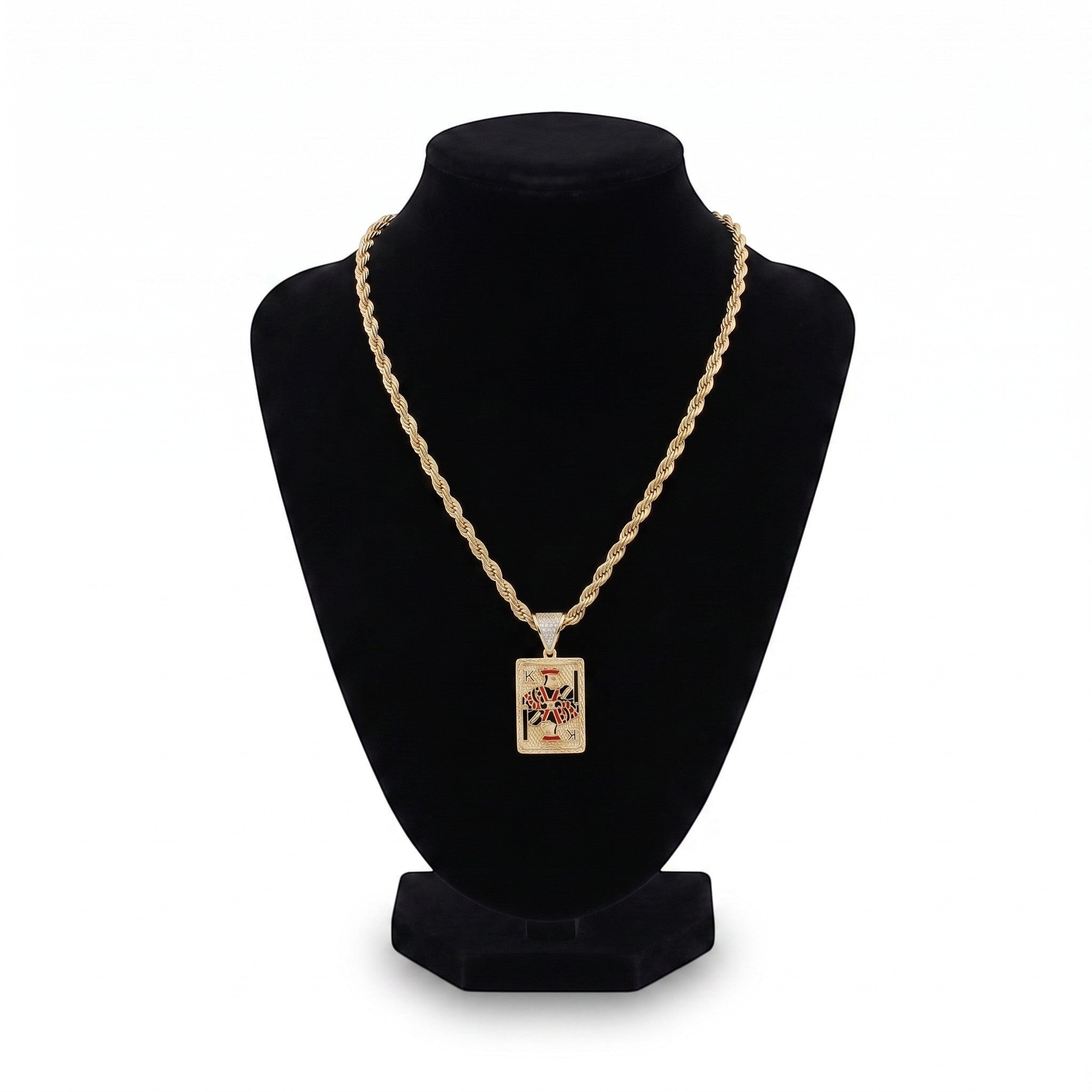 Kit de cadena y dije de El Rey Joyero con diseño de carta Baraja del Rey en tono dorado sobre maniquí negro