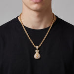 Cadena y dije de bolsa de dinero con cristales, oro laminado 18k de El Rey Joyero sobre camiseta negra