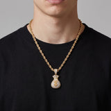 Cadena y dije de bolsa de dinero con cristales, oro laminado 18k de El Rey Joyero sobre camiseta negra
