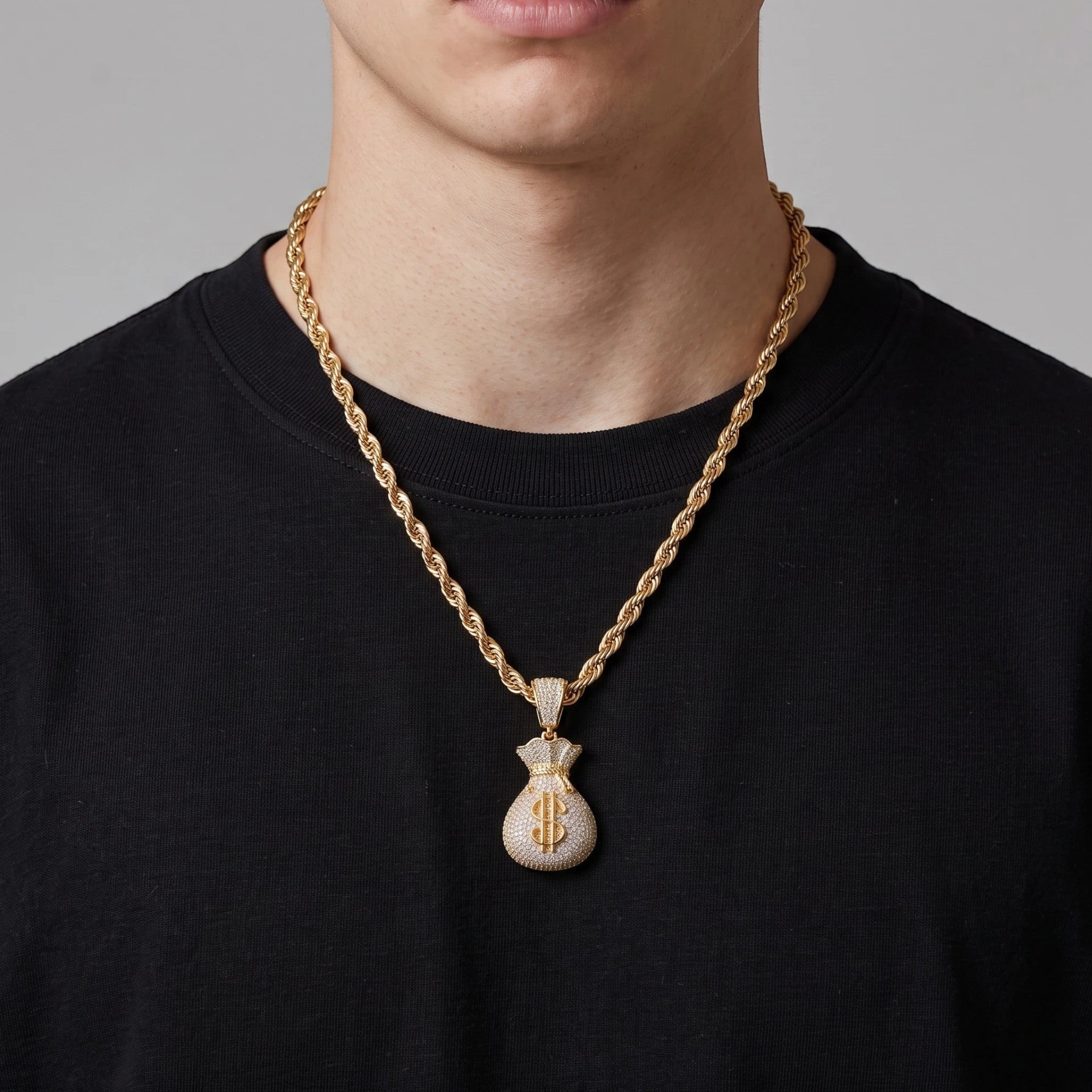 Cadena y dije de bolsa de dinero con cristales, oro laminado 18k de El Rey Joyero sobre camiseta negra