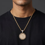 Set de cadena torzal y dije Centenario con baño de oro 18k de El Rey Joyero sobre modelo con camiseta negra