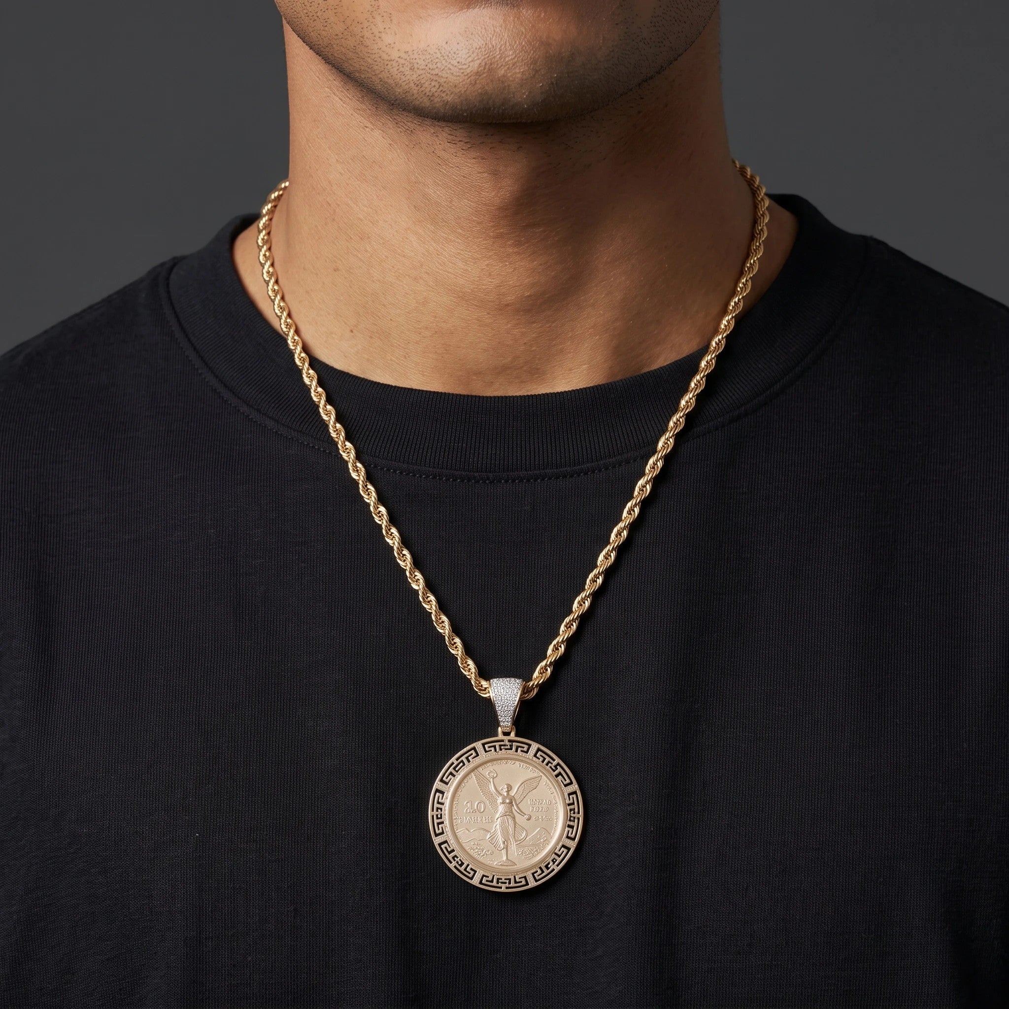 Set de cadena torzal y dije Centenario con baño de oro 18k de El Rey Joyero sobre modelo con camiseta negra