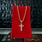 Kit de cadena y dije de cruz con diamantes El Rey Joyero en oro sobre exhibidor de terciopelo rojo