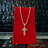 Kit de cadena y dije de cruz con diamantes El Rey Joyero en oro sobre exhibidor de terciopelo rojo