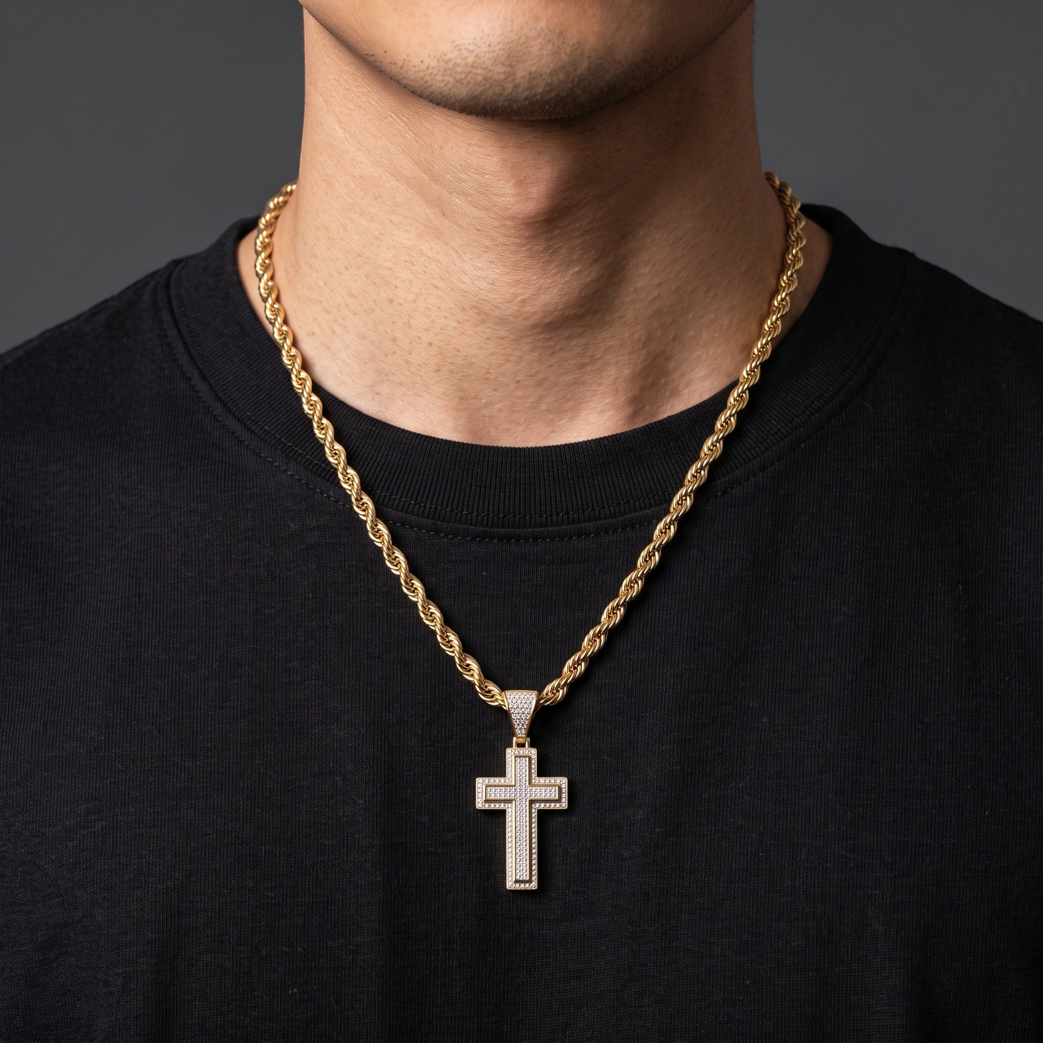 Kit de cadena y dije de cruz con diamantes El Rey Joyero en oro sobre camiseta negra
