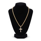 Set de cadena y dije de cruz El Rey Joyero en baño de oro 18k con diseño trenzado sobre maniquí negro