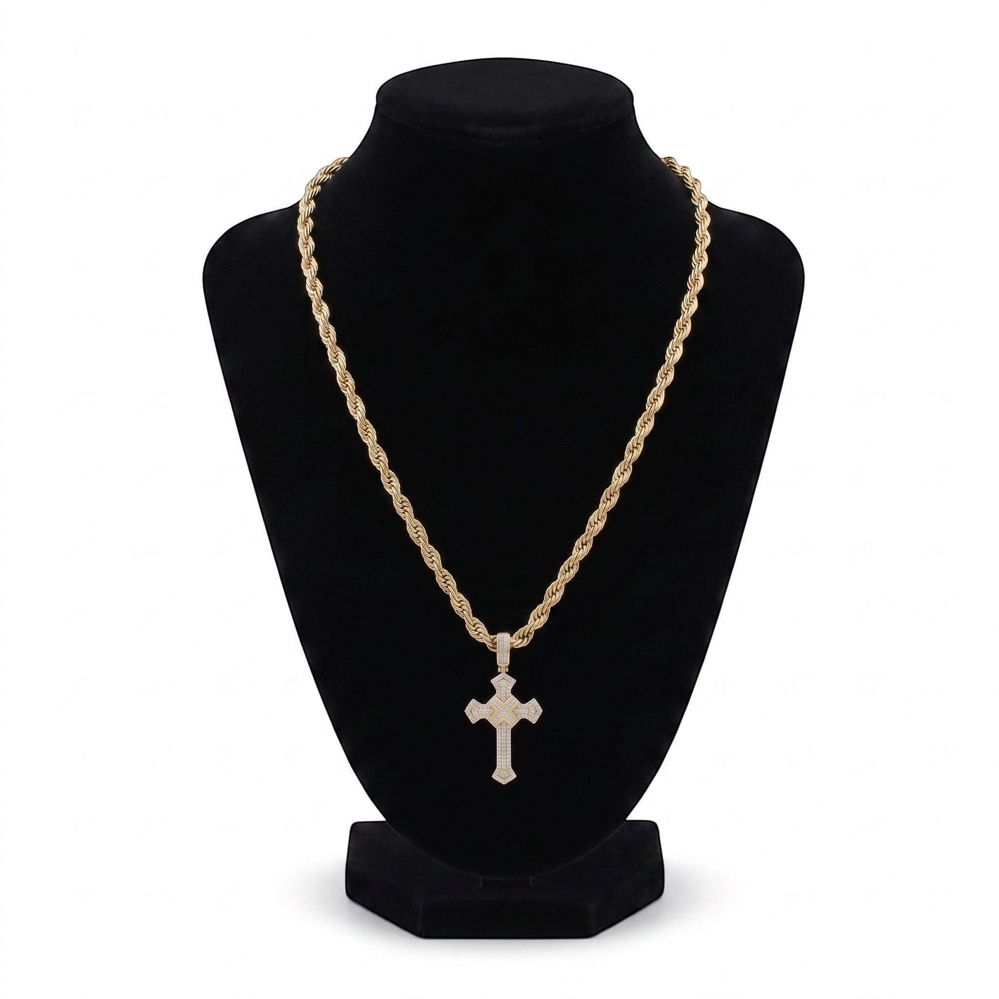 Set de cadena y dije de cruz El Rey Joyero en baño de oro 18k con diseño trenzado sobre maniquí negro