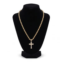 Set de cadena y dije de cruz El Rey Joyero en baño de oro 18k con diseño trenzado sobre maniquí negro