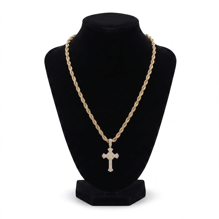 Set de cadena y dije de cruz El Rey Joyero en baño de oro 18k con diseño trenzado sobre maniquí negro