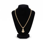 Cadena y dije de bolsa de dinero con piedras brillantes en oro laminado 18k de El Rey Joyero sobre maniquí negro.