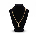 Cadena torzal con dije de guante de boxeo con cristales, baño de oro 18k de El Rey Joyero sobre busto negro