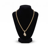 Cadena torzal con dije de guante de boxeo con cristales, baño de oro 18k de El Rey Joyero sobre busto negro